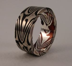 Double chevron ring, in shakudo and sterling silver